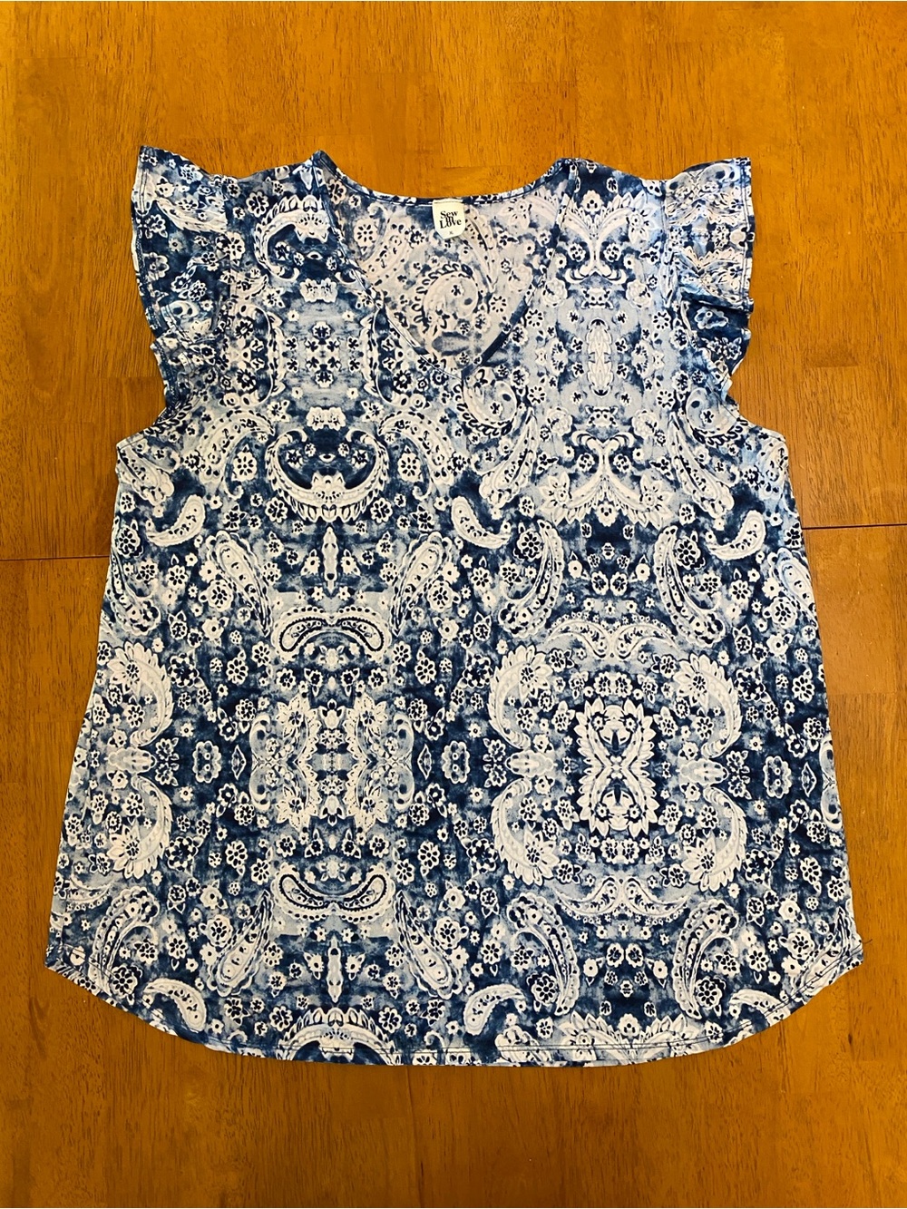 Sew In Love - V-neck, Blue/White Paisley print, Flutter Sleeve Top, Sz XL